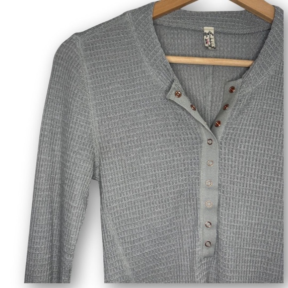 NWOT Free People One Of The Girls Henley in Heather Grey Size Small - Picture 4 of 12